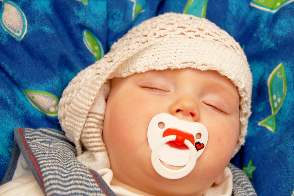 Zwiebelwickel wirken den Entzündungn im Ohr entgegen und können auch bei Kleinkindern eingesetzt werden. (Bild: lisalucia/fotolia.com)
