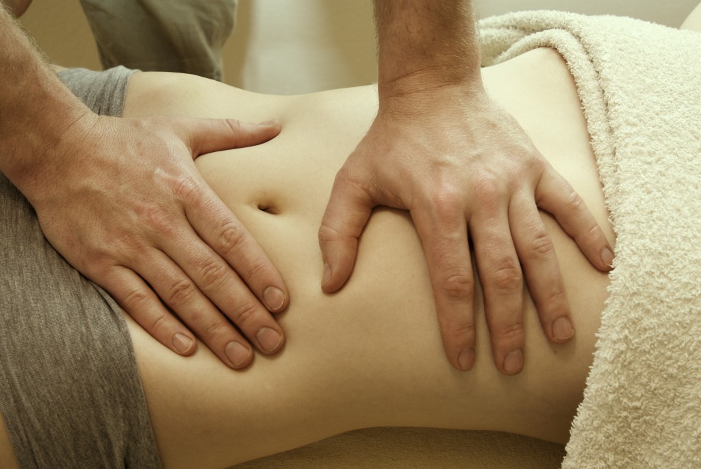 Eine Bauchmassage wirkt manchmal Wunder und hilft dabei den Blähbauch zu lindern. (Bild: Swifter/fotolia.de)