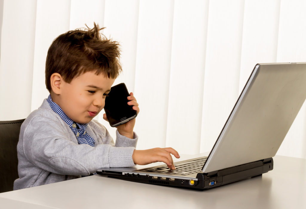 Kinder sollten über die Gefahren des Internets schnell aufgeklärt werden. Bild: Gina Sanders - fotolia