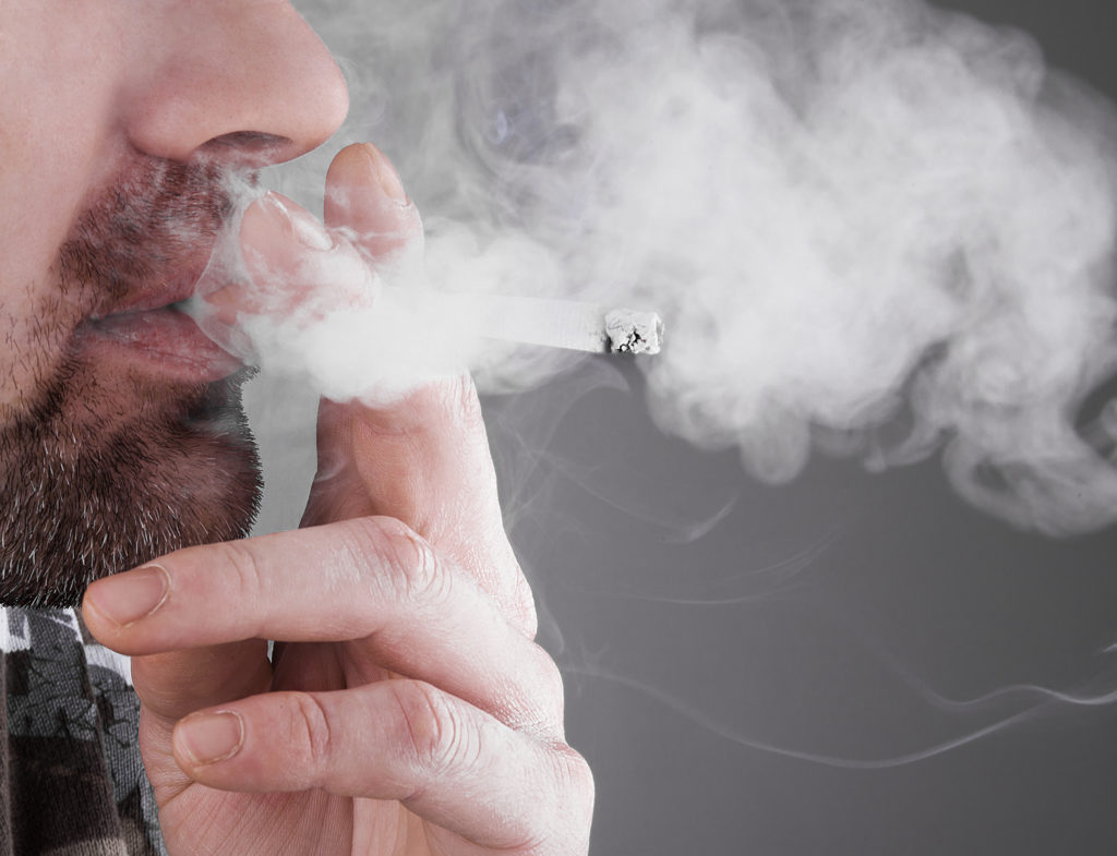 Kann Rauchen die Verdauung anregen? Bild: simonaphoto - fotolia