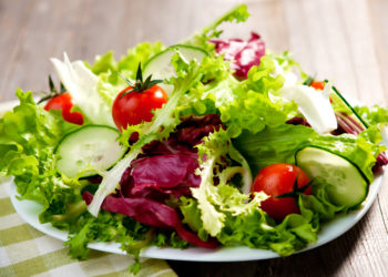 In fertig geschnittenen, verzehrfertigen Salaten und sind oft Krankheitserreger wie Salmonellen oder Listerien enthalten. (Bild: Dani Vincek/fotolia.com)