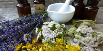Tinkturen können wunderbar selbst hergestellt werden und bieten sich bei zahlreichen Beschwerden an. (Bild: behewa/stock.adobe.com)