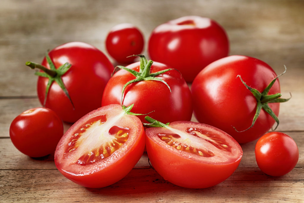 Frische Tomaten auf einem Tisch