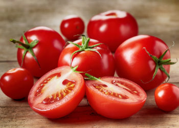 Frische Tomaten auf einem Tisch