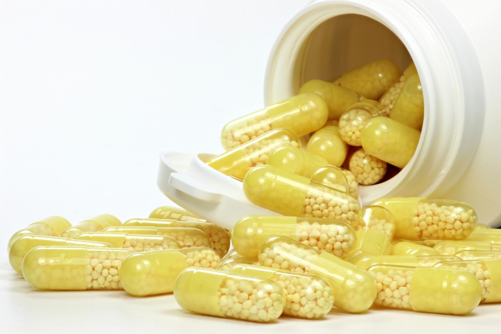 Viele Menschen schlucken Vitamin-Pillen.