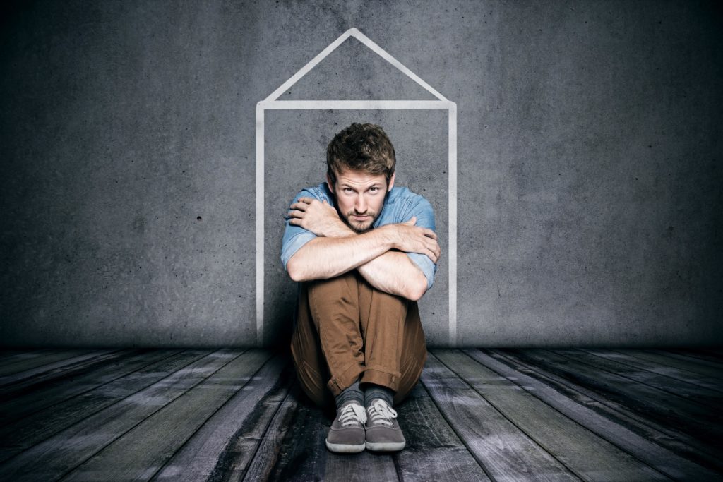 Eine Agoraphobie hat nicht selten zur Folge, dass Betroffene kaum noch das Haus verlassen. (Bild: lassedesignen/fotolia.com)