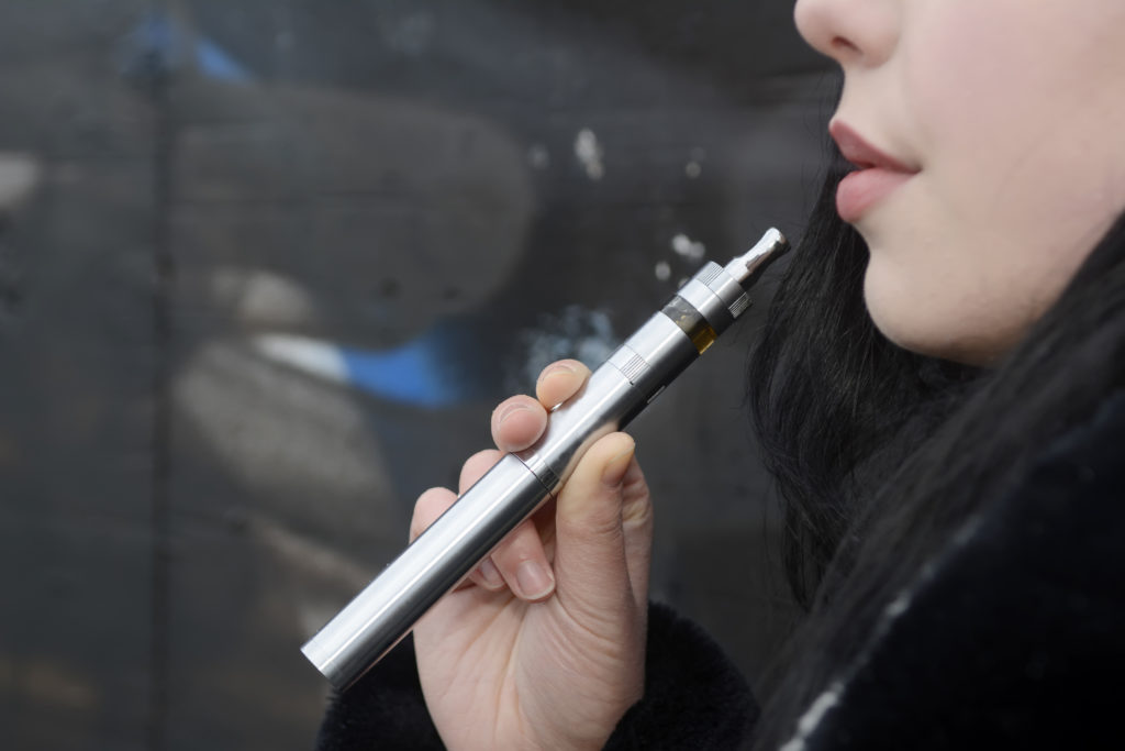 Die Aufnahme von Nikotin birgt erhebliche Gesundheitsrisiken - nicht nur beim Tabakrauch, sondern auch bei E-Zigaretten. (Bild: tunedin/fotolia.com)