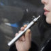 Die Aufnahme von Nikotin birgt erhebliche Gesundheitsrisiken - nicht nur beim Tabakrauch, sondern auch bei E-Zigaretten. (Bild: tunedin/fotolia.com)