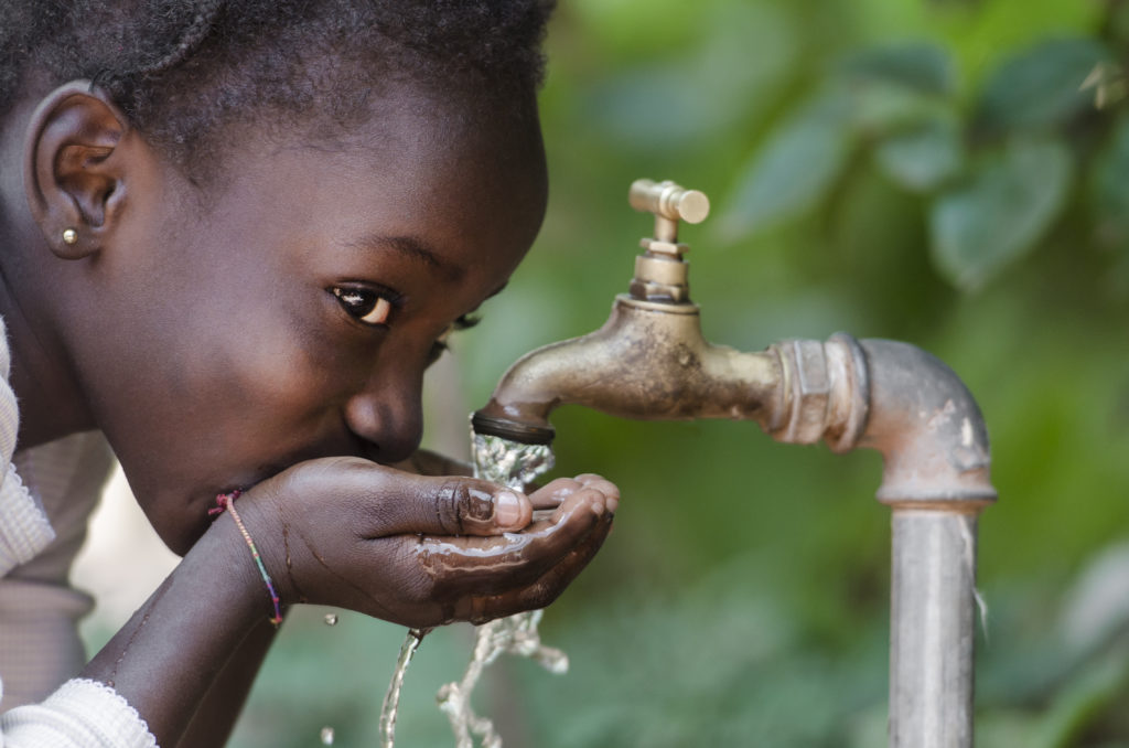 Tausende Kinder in Westafrika wurden durch die Ebola-Epidemie zu Waisen und sind nun auf Hilfe angewiesen. (Bild: Riccardo Niels Mayer/fotolia.com)