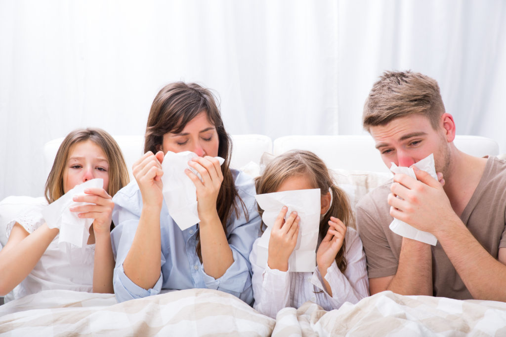 Gegen Erkältungen können zahlreiche verschiedene Hausmittel zum Einsatz kommen, wobei diese auf das Beschwerdebild abgestimmt werden sollten. (Bild: drubig-photo/fotolia.com)