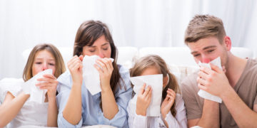 Gegen Erkältungen können zahlreiche verschiedene Hausmittel zum Einsatz kommen, wobei diese auf das Beschwerdebild abgestimmt werden sollten. (Bild: drubig-photo/stock.adobe.com)
