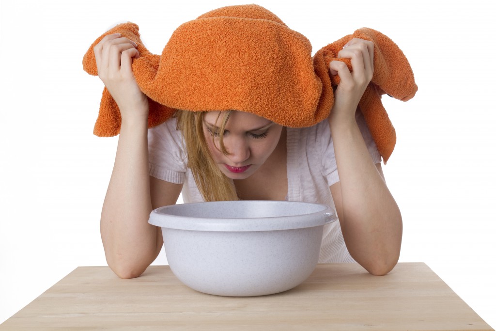 Inhalationen sind ein vielfach bewährtes Hausmittel bei Erkältungen. Zudem wirken sie auch präventiv. (Bild: Martin Christ/fotolia.com)