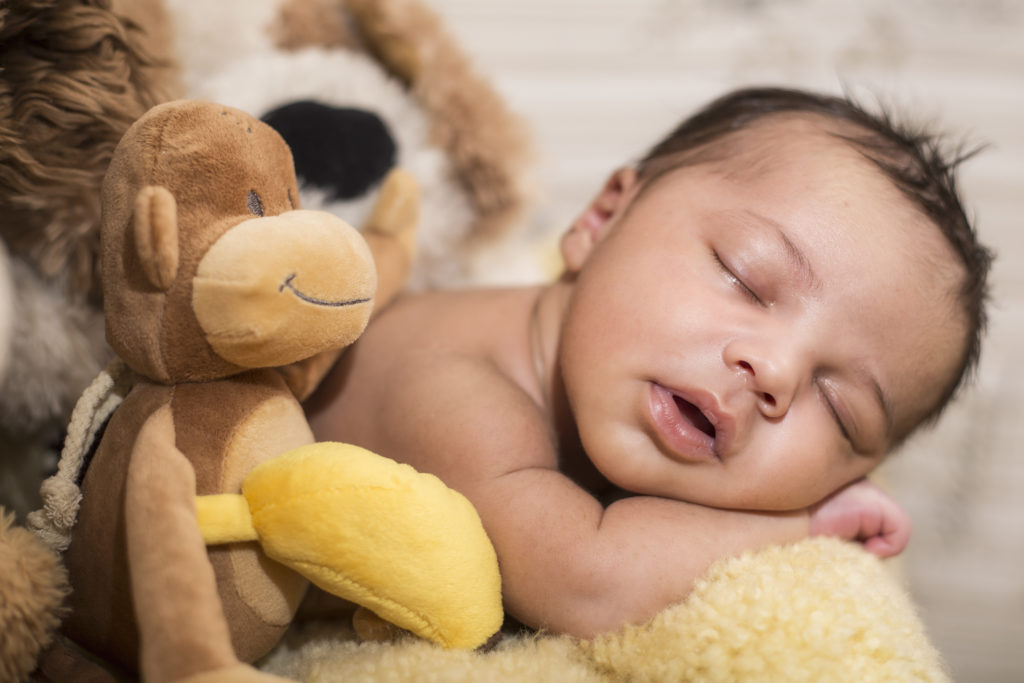 Mit ihren Kuscheltieren haben schon Babys einen sehr engen Kontakt, weshalb die nachgewiesenen Schadstoffbelastungen der Stofftiere besonders kritisch zu bewerten sind. (Bild: StefanieB./fotolia.com)