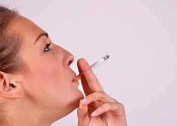 Rauchen und Passivrauchen führt zu bei Frauen zu einem früheren Einsetzen der Menopause. (Bild: photo 5000/fotolia.com)