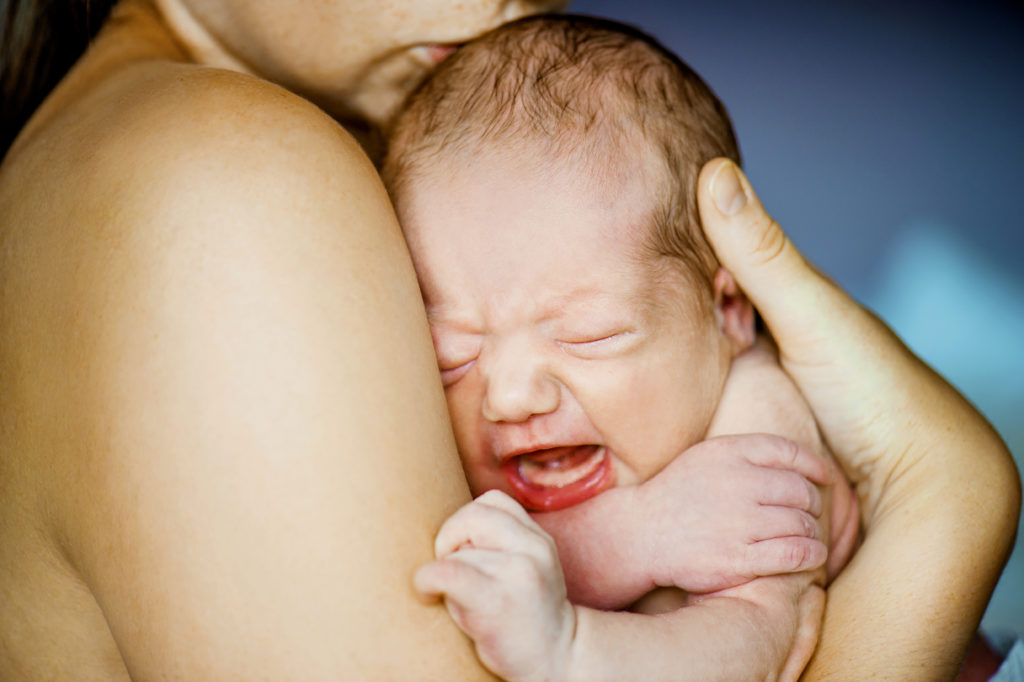 Weinende Babys lassen sich durch körperliche Nähe meist gut beruhigen. (Bild: Halfpoint/fotolia.com)