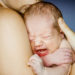 Weinende Babys lassen sich durch körperliche Nähe meist gut beruhigen. (Bild: Halfpoint/fotolia.com)