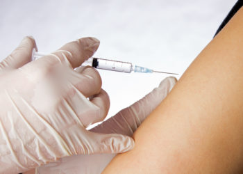 In Deutschland stehen zwei Impfstoffe gegen Gürtelrose (Herpes Zoster) zur Verfügung. Aber nur einer wird empfohlen. (Bild: sharryfoto/fotolia.com)