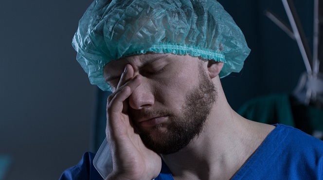 Überarbeitete Ärzte: 50 Prozent der Klinikärzte würden aufhören, wenn sie könnten. Bild: Photographee.eu - fotolia