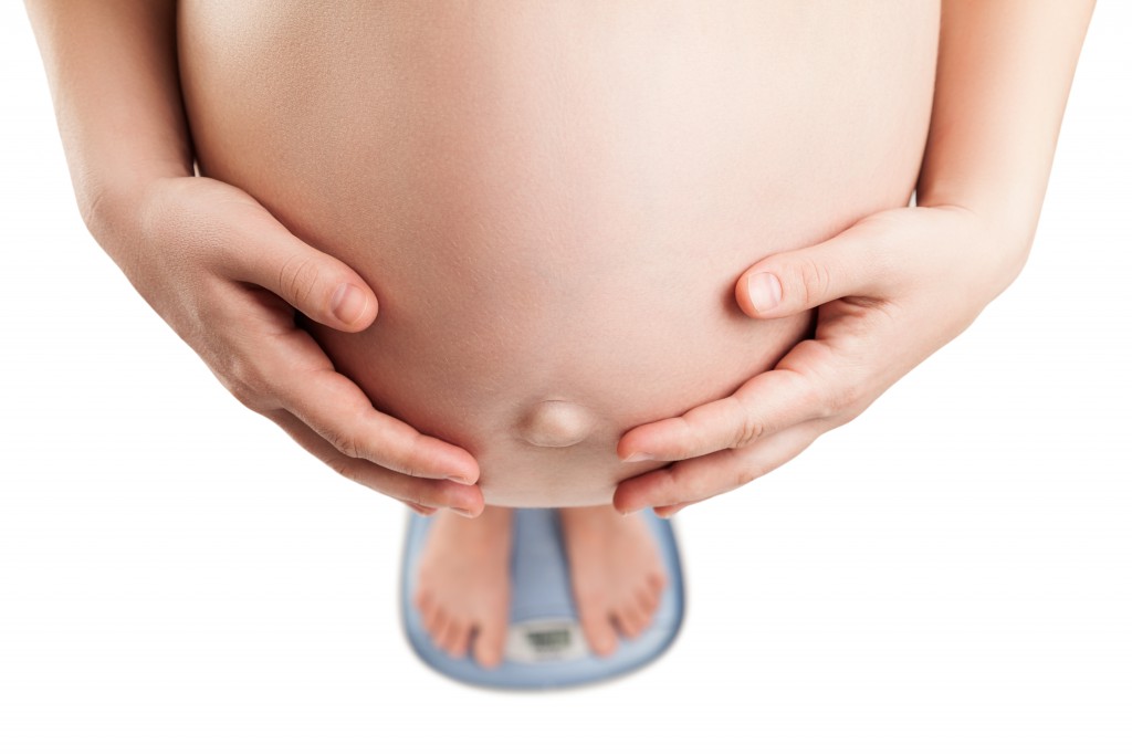 Übergewicht in der Schwangerschaft erhöht das Risiko von Totgeburten und Säuglingssterblichkeit. (Bild: ia_64/fotolia.com)