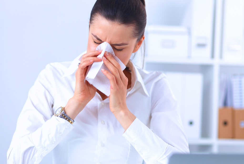 Allergien am Arbeitsplatz können auch im Büro auftreten, beispielsweise gegen Materialien der Drucker und Kopierer. Doch allergische Reaktionen auf Tonerbestandteile sind vermutlich eher selten. (Bild: lenets_tan/fotolia.com)