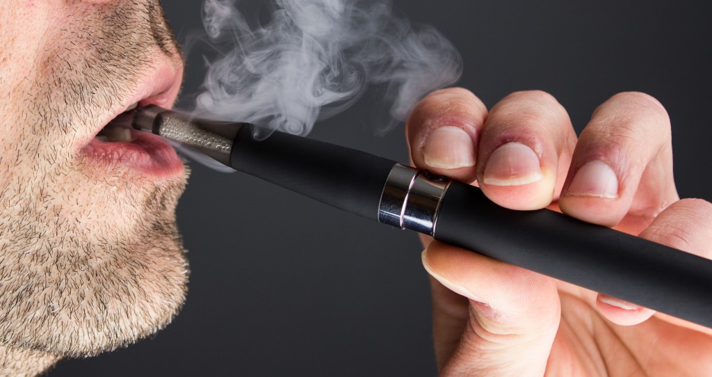E-Zigaretten helfen laut einer aktuellen Studie nicht bei der Rauchentwöhnung. (Bid: esoxx01/fotolia.com)