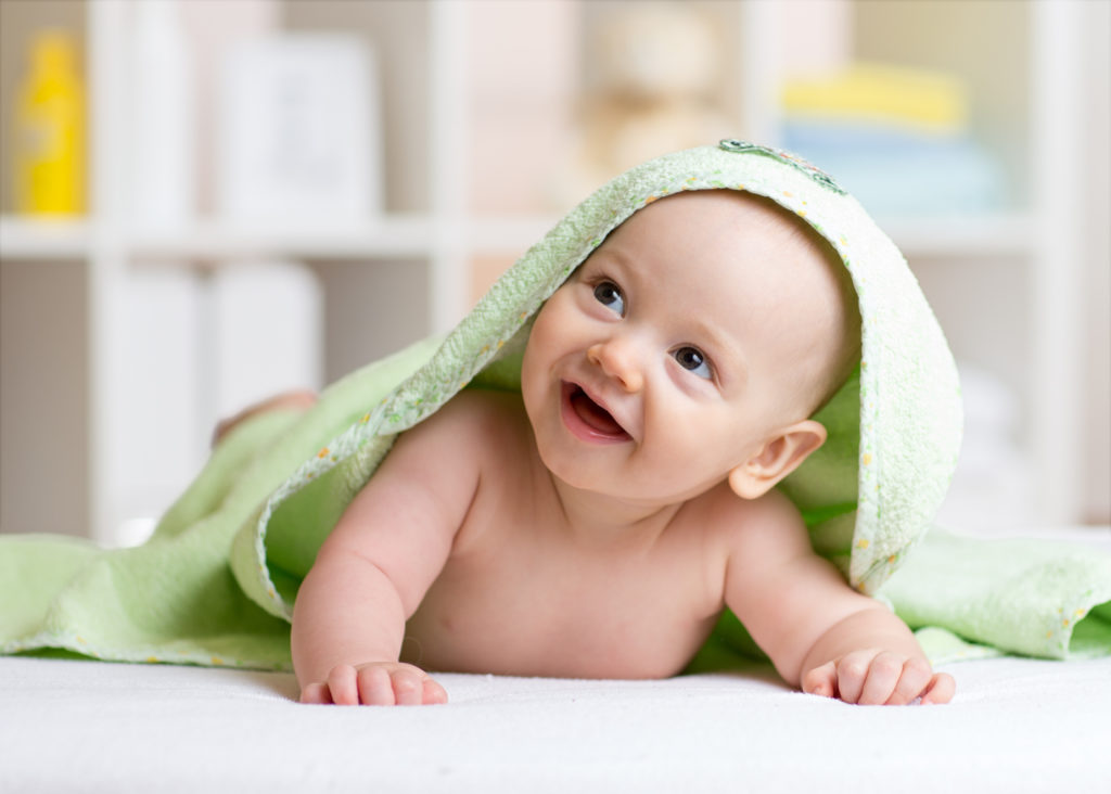 Auch gesunde Babys müssen sich oftmals vermehrt Erbrechen. (BIld: Oksana Kuzmina/fotolia.com)