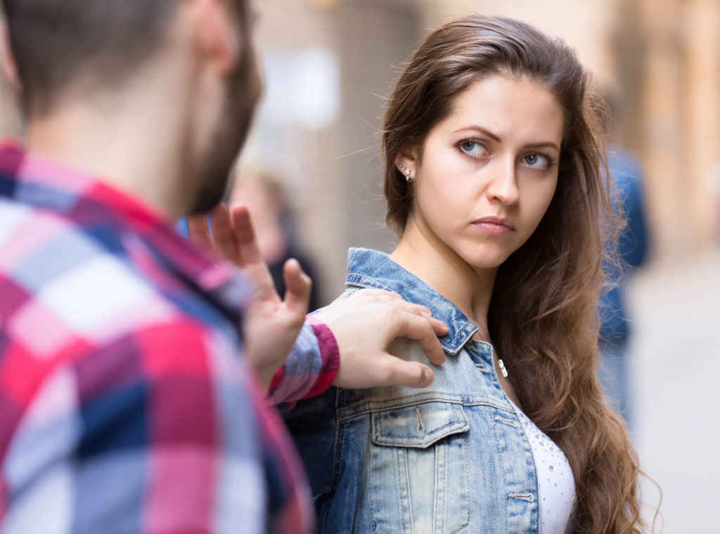 Werden Frauen in der Öffentlichkeit belästigt, sollten sie sich der Situatio möglichst schnell entziehen und gegebenenfalls später Anzeige erstatten.  (Bild: JackF/fotolia.com)