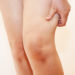 Akute Schwellungen des Knie, die nicht auf äußere Krafteinwirkung beziehungsweise Verletzungen zurücken, stehen oftmals im ZUsammenhang mit entzündlichen Geschehen. (Bild: chuugo/fotolia.com)