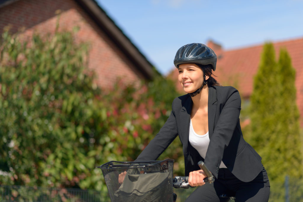 Durch das Tragen von Helmen steigt die Risikobereitschaft, was vermehrte Unfälle zur Folge haben kann. (Bild: Lars Zahner/fotolia.com)