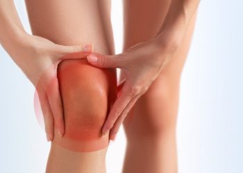 Schmerzen im Bereich des Knies treten häufig infolge von Verletzungen oder Gelenkverschleiß auf. (Bild: artstudio_pro/fotolia.com)