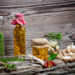 In selbst hergestellten Kräuterölen können sich bei der Lagerung gefährliche Bakterien vermehren. (Bild: fotoknips/fotolia.com)