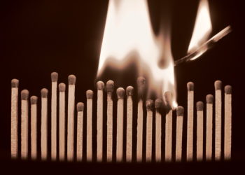 Bei einer Massenpsychose zeigen sich oftmals starke körperliche Symptome, die auf ein ernsthaftes Erkrankungsbild schließen lassen. (Bild: Andreas P/fotolia.com)
