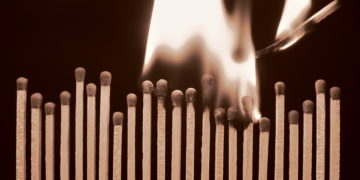 Bei einer Massenpsychose zeigen sich oftmals starke körperliche Symptome, die auf ein ernsthaftes Erkrankungsbild schließen lassen. (Bild: Andreas P/fotolia.com)