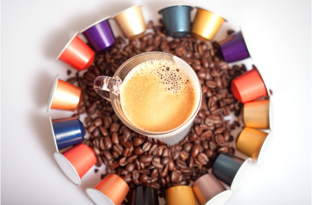 Die Kaffee-Kapseln sind nicht nur eine erhebliche Belastung für die Umwelt, in den Maschinen können sich zudem gesundheitsgefährdende Keime sammeln. (Bild: Daniela Stärk/fotolia.com)