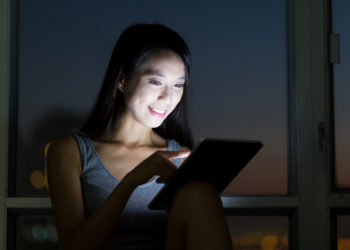 Die intensive Nutzung von Social Media-Plattformen wird in Zusammenhang mit Schlafstörungen gebracht. (Bild: leungchopan/fotolia.com)