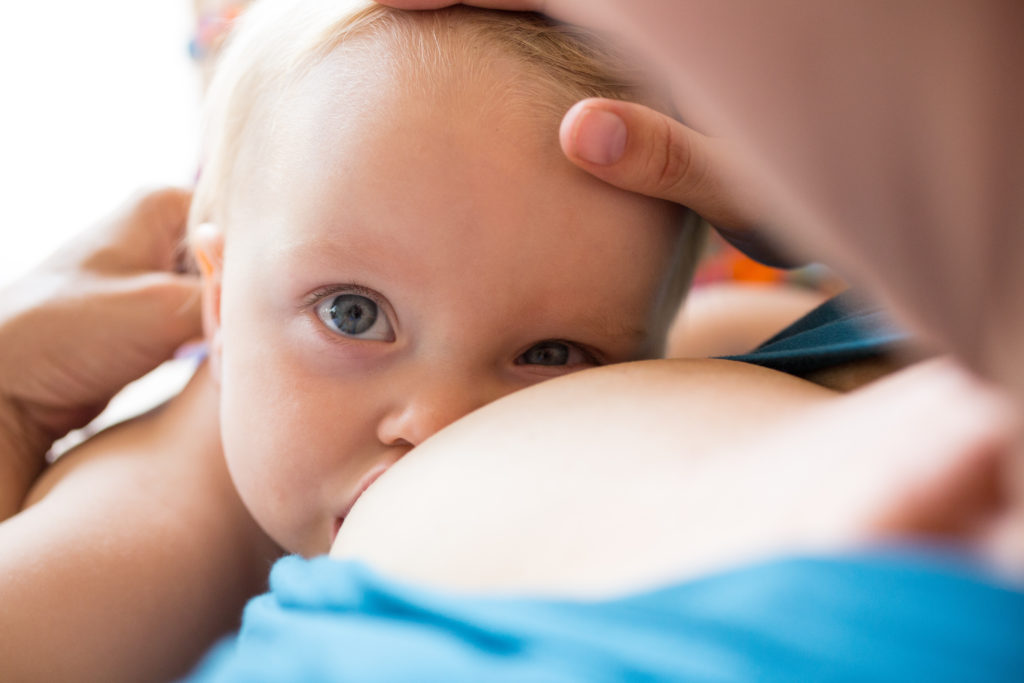 Hundertausende Kinderleben weltweit könnten jährlich gerettet werden, wenn mehr Mütter ihre Kinder stillen würden. (Bild: cicisbeo/fotolia.com)