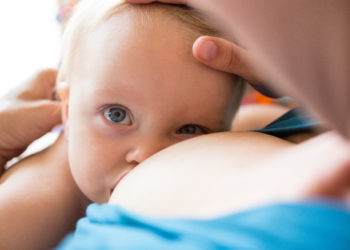 Hundertausende Kinderleben weltweit könnten jährlich gerettet werden, wenn mehr Mütter ihre Kinder stillen würden. (Bild: cicisbeo/fotolia.com)