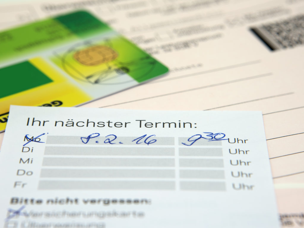 Auf einen Termin beim Facharzt müssen gesetzlich Versicherte oftmals lange warten. Hier soll die Vergabestelle Abhilfe bieten. (Bild: M. Schuppich/fotolia.com)