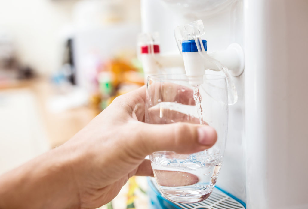 Durch die Aufstellung von Wasserspendern an öffentlichen Schulen in den USA ist das Gewicht der Kinder signifikant zurückgegangen. (Bild: Maksim Kostenko/fotolia.com)