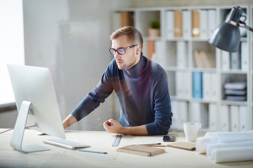 Ständige Bildschirm-Arbeit überlastet den Kopf. Bild: pressmaster - fotolia