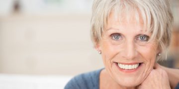 Falten gehören zum Leben dazu. Ein paar natürliche Anwendungen können jedoch dazu beitragen, den Alterungsprozess der Haut zu verlangsamen. (Bild: contrastwerkstatt/stock.adobe.com)