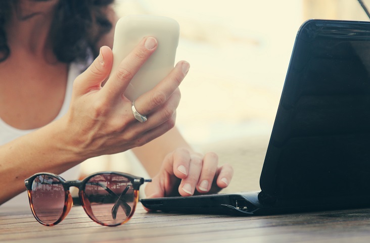 Handy-Vibrations-Syndrom: Man dspürt es vibriert, aber es vibriert nicht. Bild: dubova - fotolia