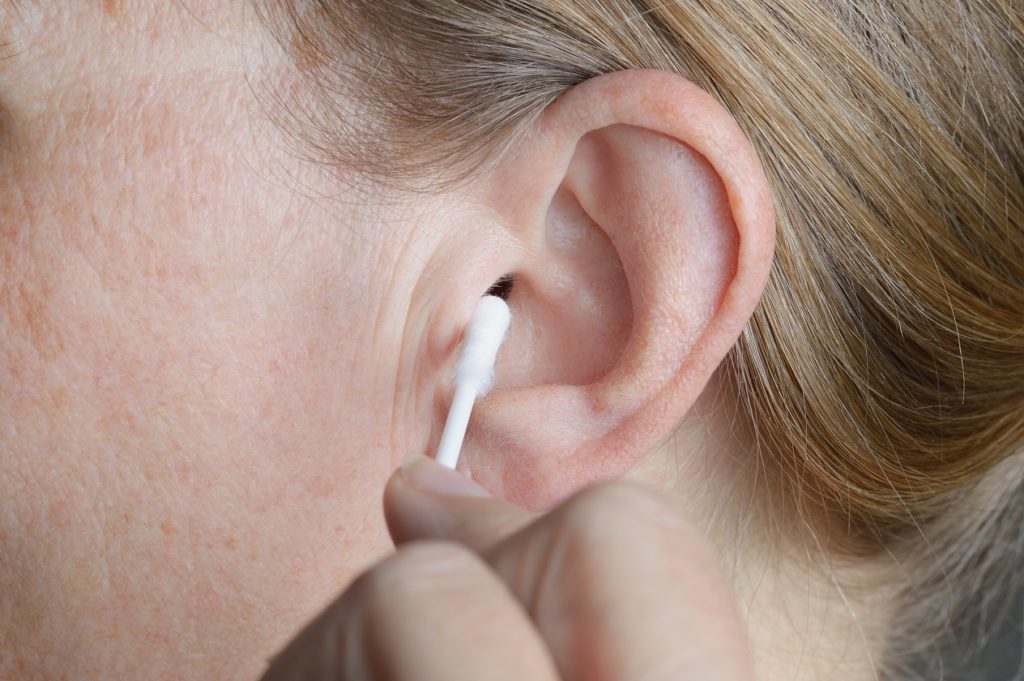 Keine Wattestäbchen zum Reinigen der Ohren verwenden. Bild: fpic - fotolia