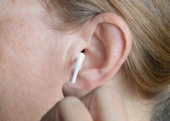 Wichtig ist die richtige Reinigung der Ohren. Verzichten Sie auf Wattestäbchen, denn diese können eine Entzündung des Ohres begünstigen. (Bild: fpic/fotolia.com)