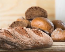 Verschiedene Brötchen und Brot