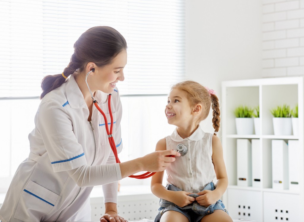 Hält das Erbrechen über einen längeren Zeitraum an, sollte zügig ein Kinderarzt aufgesucht werden. Um so dringender, wenn das Kind schon einen "ausgetrockneten Eindruck" macht. Bild: Konstantin Yuganov - fotolia