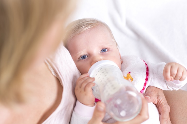 Wechsel von Milchpulver ohne Schäden für das Baby. Bild: mmphoto - fotolia