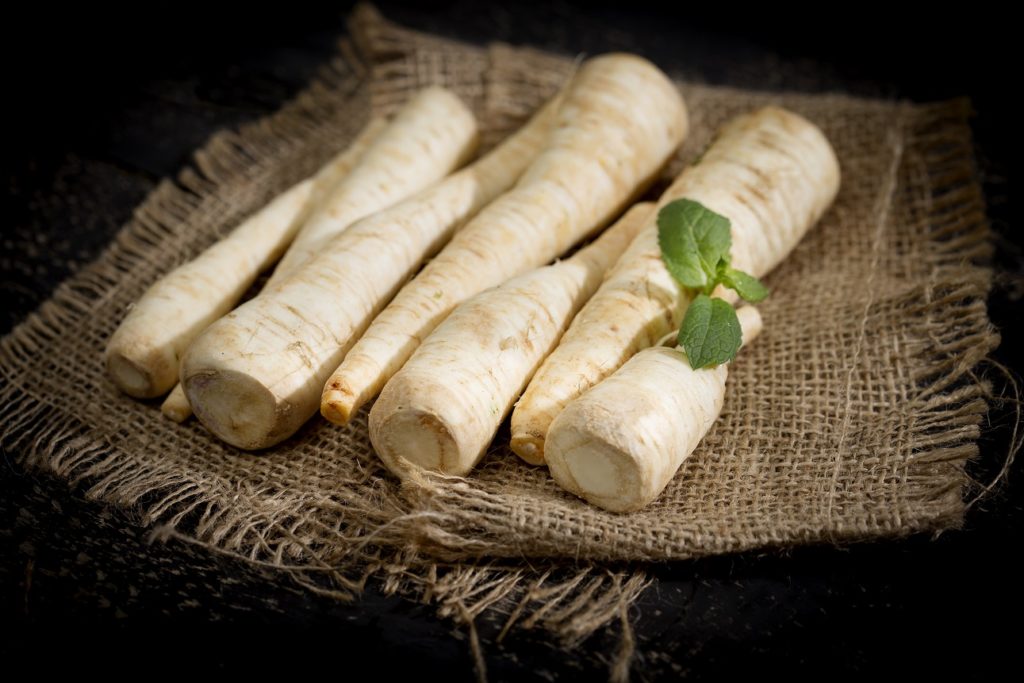 Gesunde Petersilienwurzel (Petroselinum crispum subsp. tuberosum).Bild: MP2 - fotolia