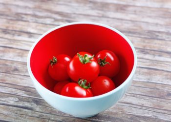 Der grüne Strunk sollte nach Möglichkeit immer entfernt werden. Bild: Grünen Tomatenstrunk besser entfernen. Bild: myFood - fotolia