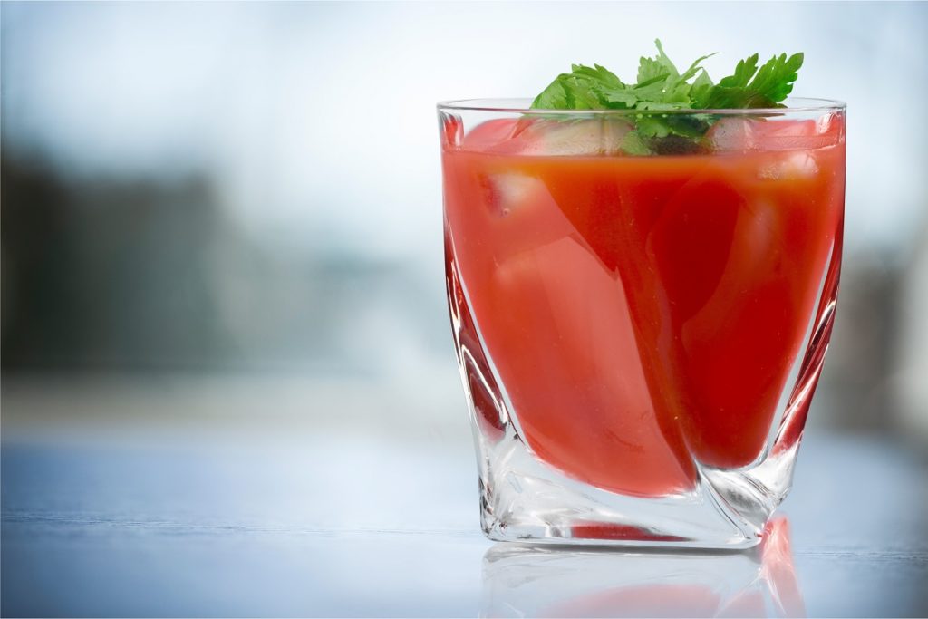 Darum wird im Flugzeug so oft Tomatensaft ausgeschenkt – Heilpraxis